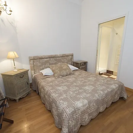 Helen Vagliano Apartman *